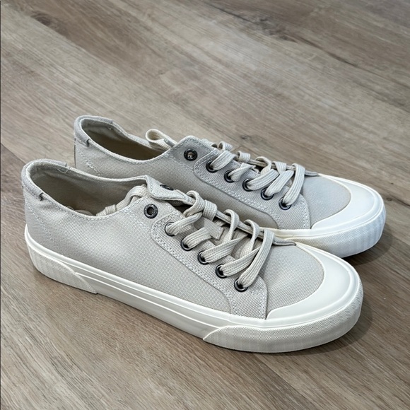 Rocjest Shoes - NEW Women’s Rocjest Lace Up Canvas Sneakers